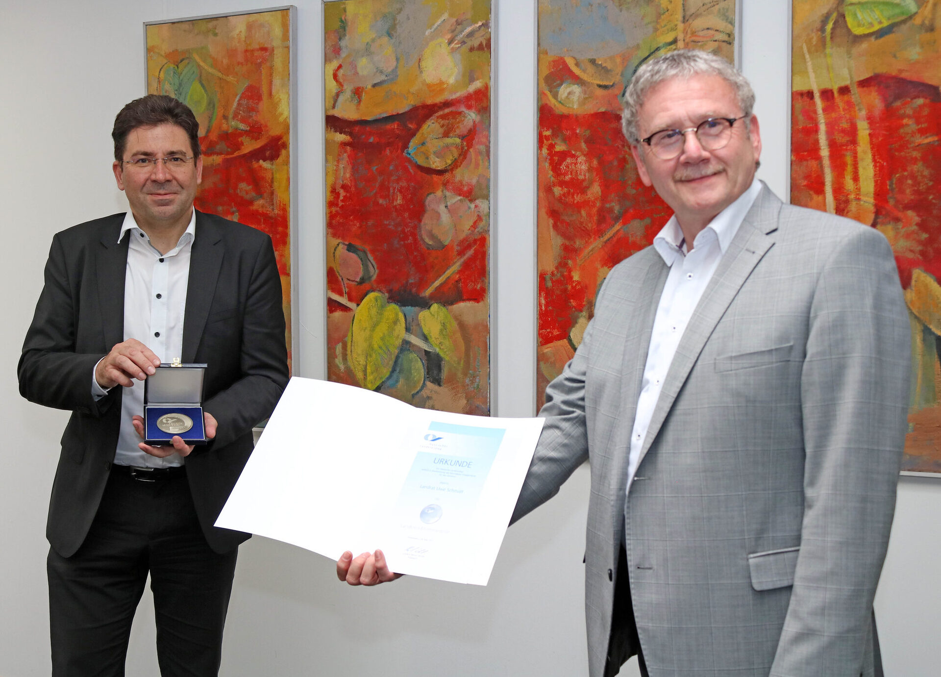 Die Landkreis-Ehrenmedaille und eine Urkunde wurden vom Geschäftsführenden Direktor des Hessischen Landkreistages, Prof. Dr. Jan Hilligardt, bei einem Besuch im Kasseler Kreishaus an Landrat Uwe Schmidt überreicht.