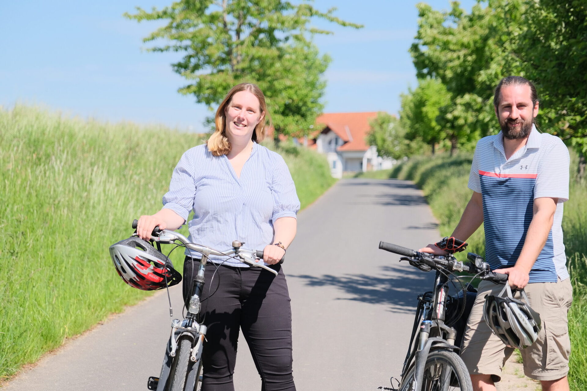 Klimaschutzmanagerin Christina Lütke (links) und der Radverkehrsbeauftragte Stefan Arend vom Landkreis Kassel unterstützen die Kampagne „STADTRADELN“.