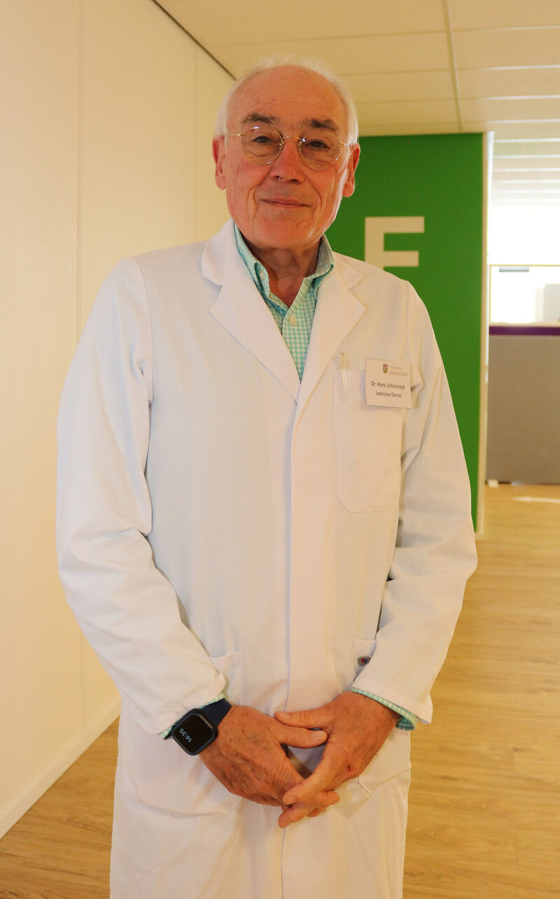 Der Gynäkologe Dr. Hans Silverius Urbanczyk war viele Jahre lang Leitender Oberarzt im Klinikum Kassel und berät jetzt Schwangere im Impfzentrum des Landkreises Kassel.