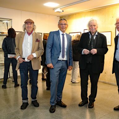 Ausstellungeröffnung im Kreishaus mit (v.l.) Pit Morell, Landrat Andreas Siebert, Ali Schindehütte und Prof. Dr. Bernd Küster.