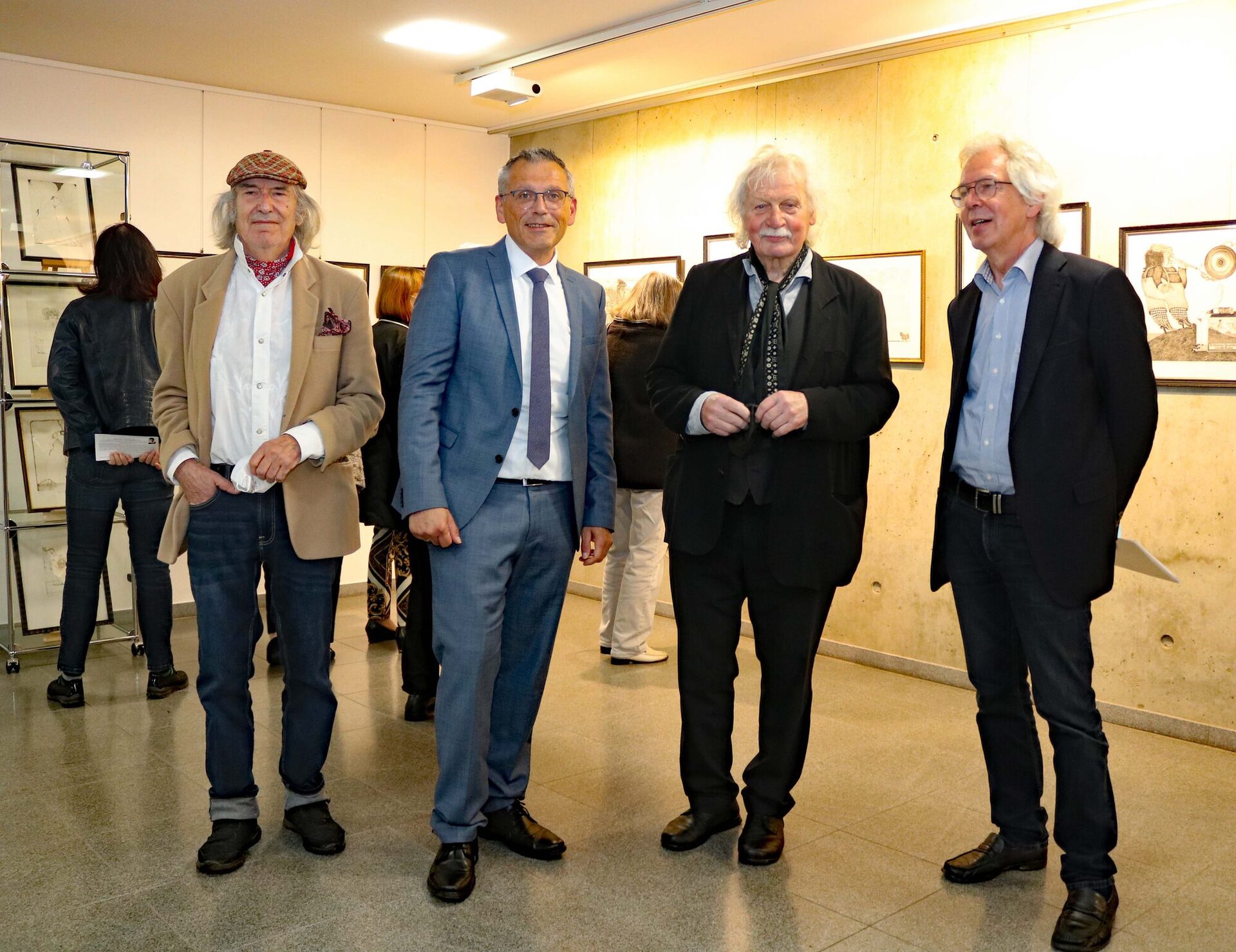 Ausstellungeröffnung im Kreishaus mit (v.l.) Pit Morell, Landrat Andreas Siebert, Ali Schindehütte und Prof. Dr. Bernd Küster.