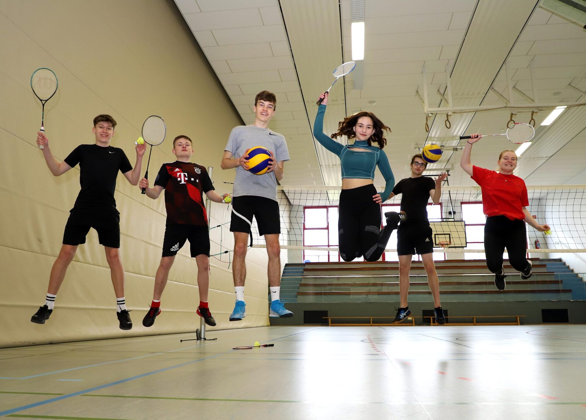 Die Schülerinnen und Schüler der Gustav-Heinemann-Schule in Hofgeismar freuen sich über die neuen Sportgeräte in der Sporthalle am Anger.