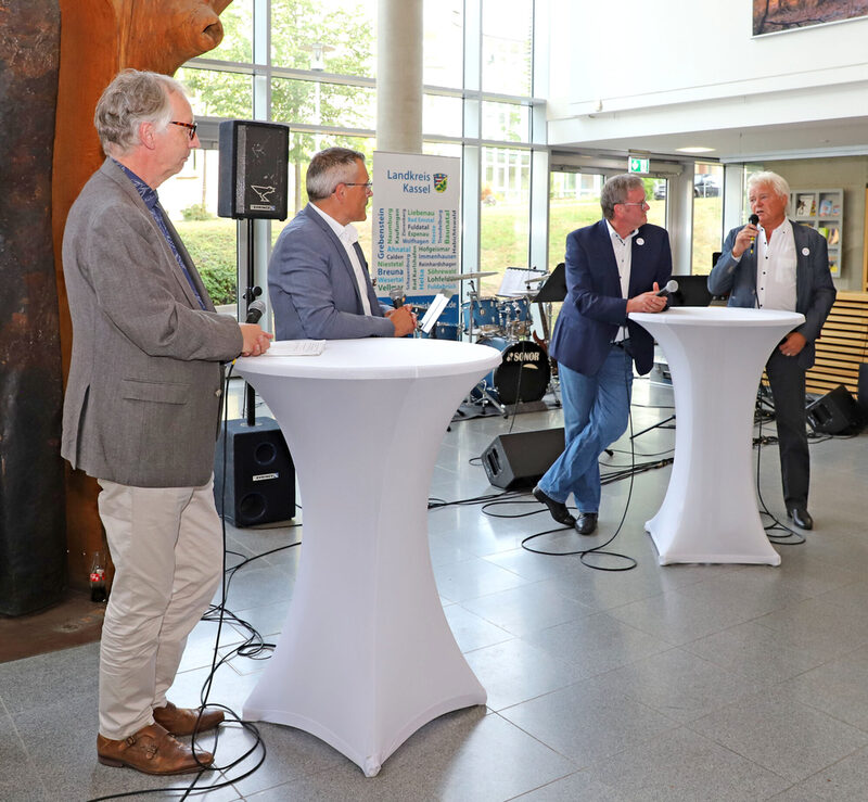 Moderiert von Kreissprecher Harald Kühlborn (links) warfen beiden Ex-Landräte Dr. Udo Schlitzberger und Uwe Schmidt (rechts im Bild) gemeinsam mit Landrat Andre-as Siebert einen Blick zurück in die Geschichte des Landkreises.