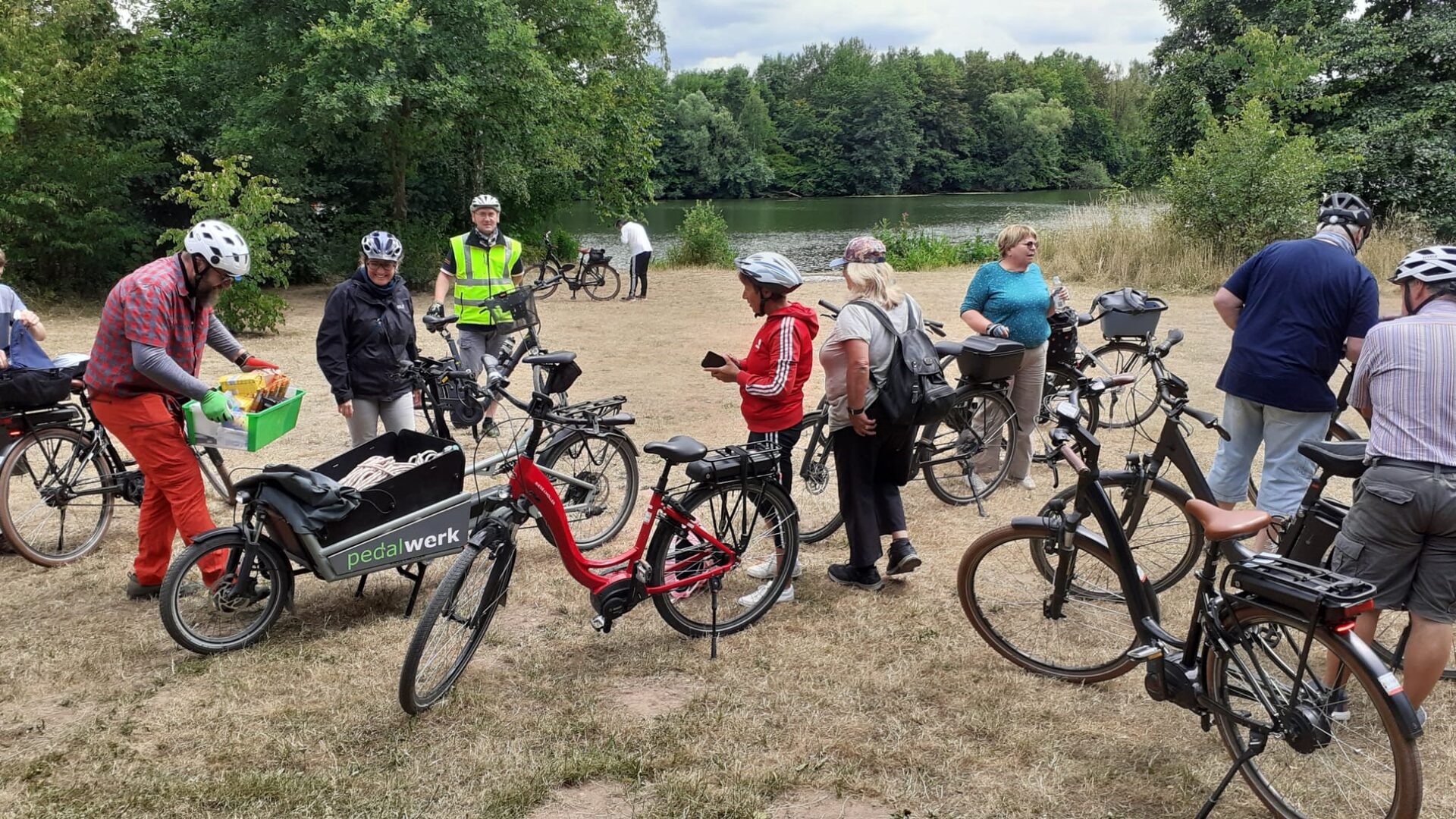 Gemeinsam genossen die Teilnehmer der E-Bike-Tour eine Pause mit kühlen Ge-tränken und kleinen Snacks an der Fulda.
