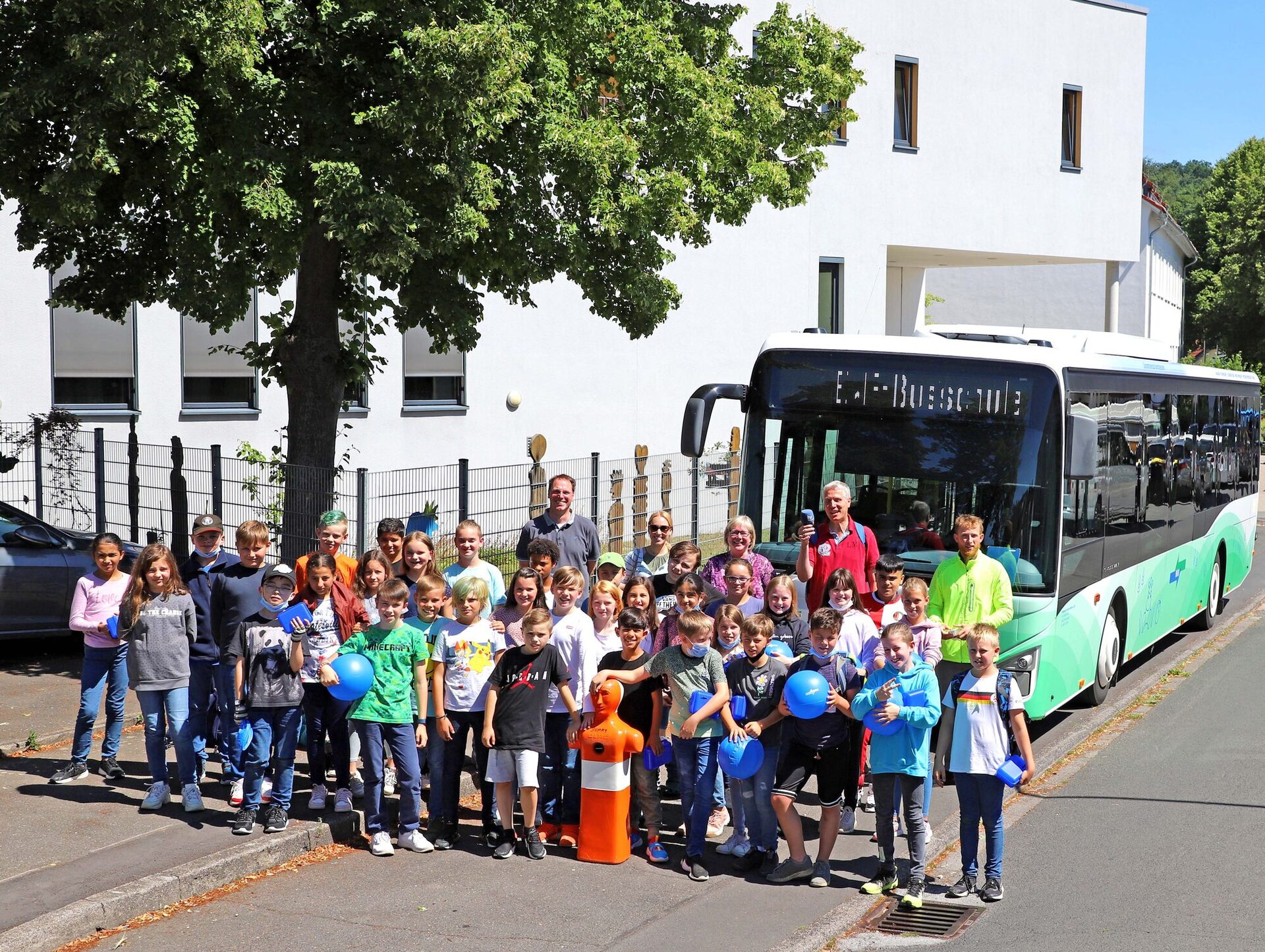 39 Schülerinnen und Schüler der Grundschule in Fuldatal-Simmershausen nahmen erfolgreich an der Busschule teil. Im Hintergrund Konrektor Bastian Fleck, Vanessa Weller (Hessischer Rundfunk), Vizelandrätin Silke Engler, Jens Wellhöner (Hessischer Rundfunk) und Trainer Martin Bätzing.