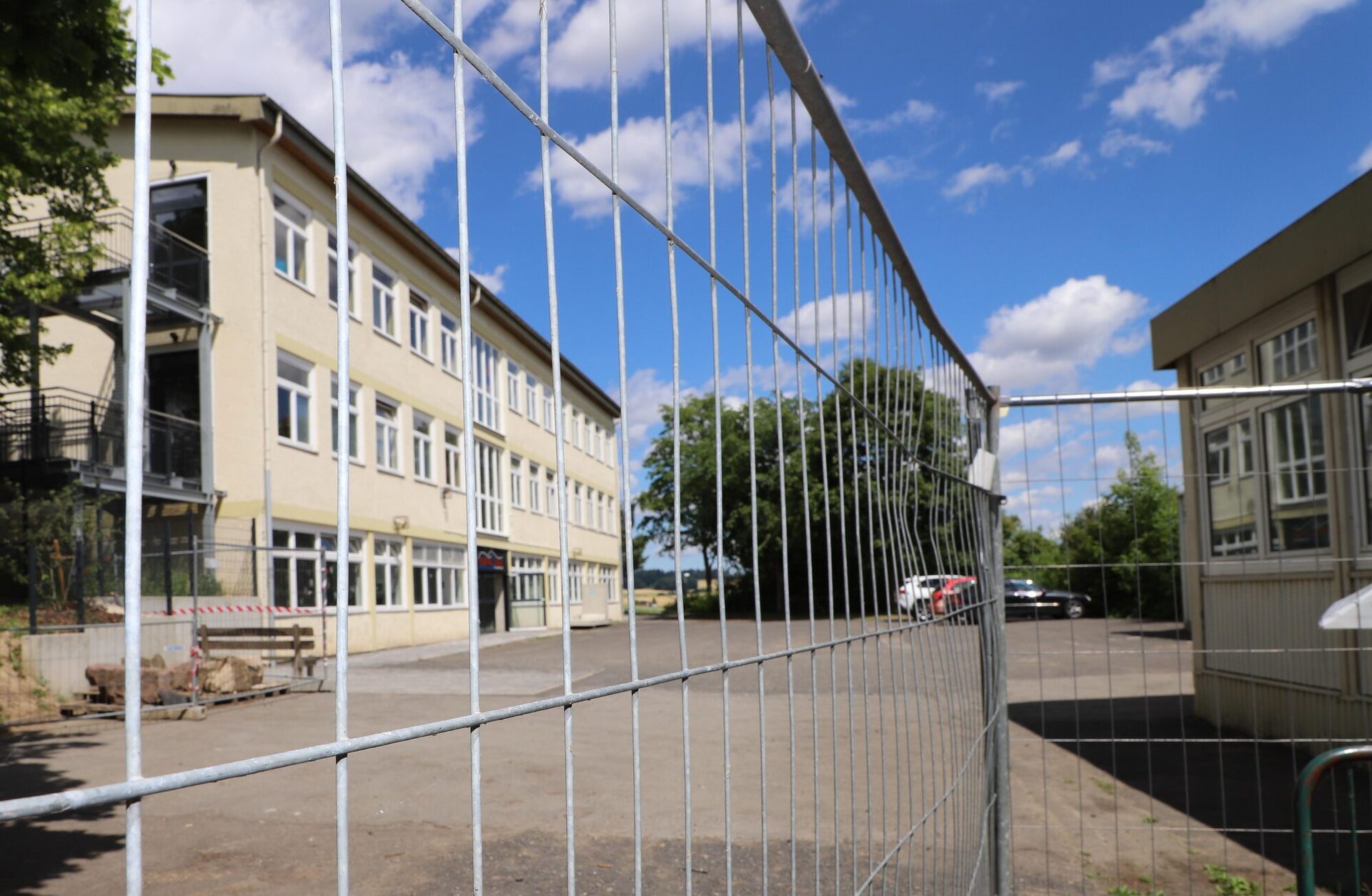 Die Sanierung des unteren Schulhofs der Elbetalschule und der Rückbau des mit Gittern gesicherten Unterrichtspavillons wird 2023 in Angriff genommen.