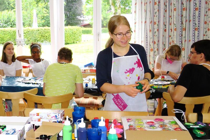Die inklusive Sommerfreizeit in Fulda bietet neben spannenden und actionreichen Ausflügen auch sportliche und kreative Aktivitäten.