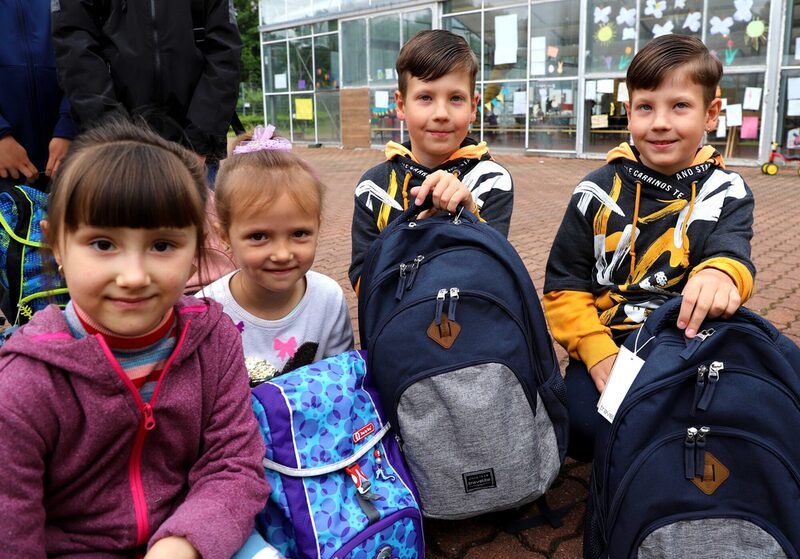 Eva (5), Katharina (5) sowie die Zwillinge German und Eldar (9) aus der Ukraine freuten sich über die Schulstarter-Rucksäcke, die ihnen von den Kindern der Re-genbogenschule überreicht wurden.
