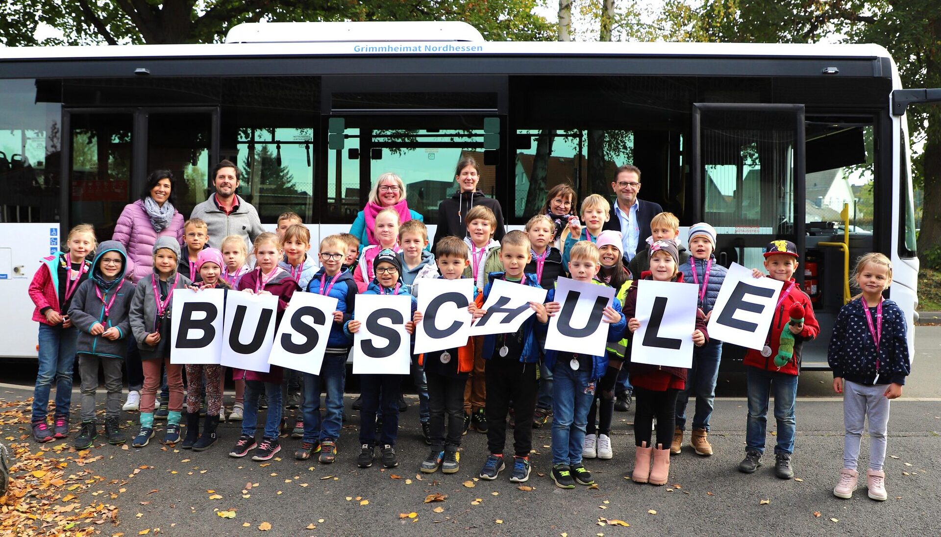 Schülerinnen und Schüler der Grundschule Söhrewald trainierten in der „Busschule“ den sicheren Schulweg.