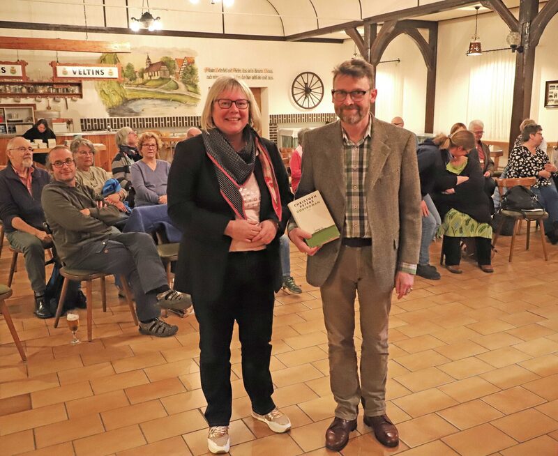 Der Schriftsteller Christoph Peters wurde bei seiner Lesung in Langenthal von Vizelandrätin Silke Engler herzlich willkommen geheißen.