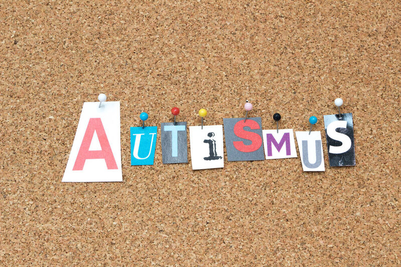 Pinnwand mit dem Wort Autismus